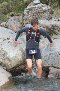 Karel sabbe 36km trailrunnen over een bergpas tijdens de Coast to Coast wedstrijd in Nieuw Zeeland